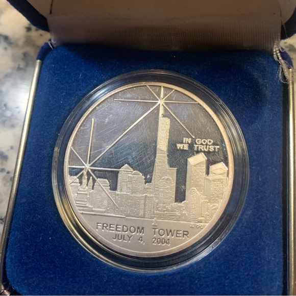 One dollar coin -freedom tower 2004 - Picture 3 of 5